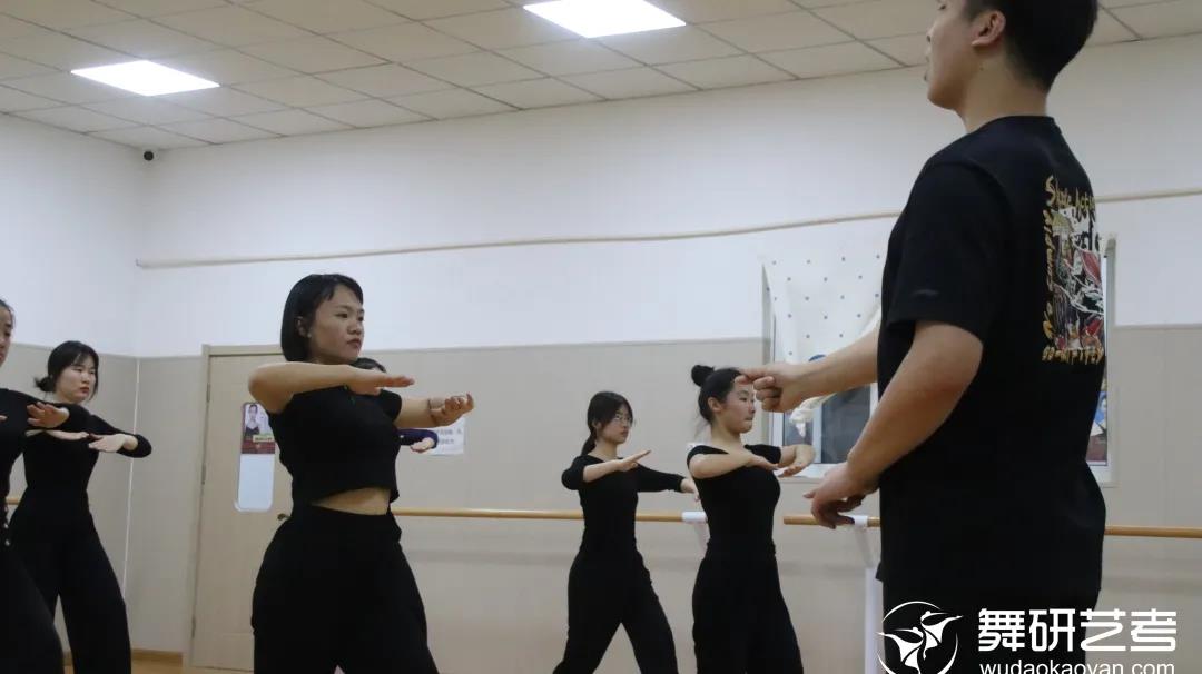 舞研國標舞暑期試課開始預約啦！北京、山東兩大校區均可試課，更有超多好禮免費送！
