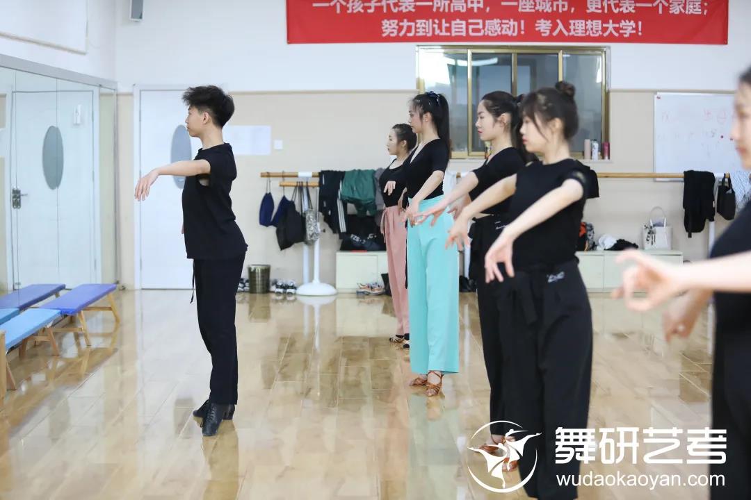 舞研國標舞暑期試課開始預約啦！北京、山東兩大校區均可試課，更有超多好禮免費送！