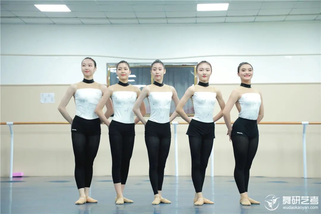 22屆舞蹈藝考生正在蓄力沖刺，備戰藝考！舞研全日制中國舞高三年級月測現場震撼來襲！