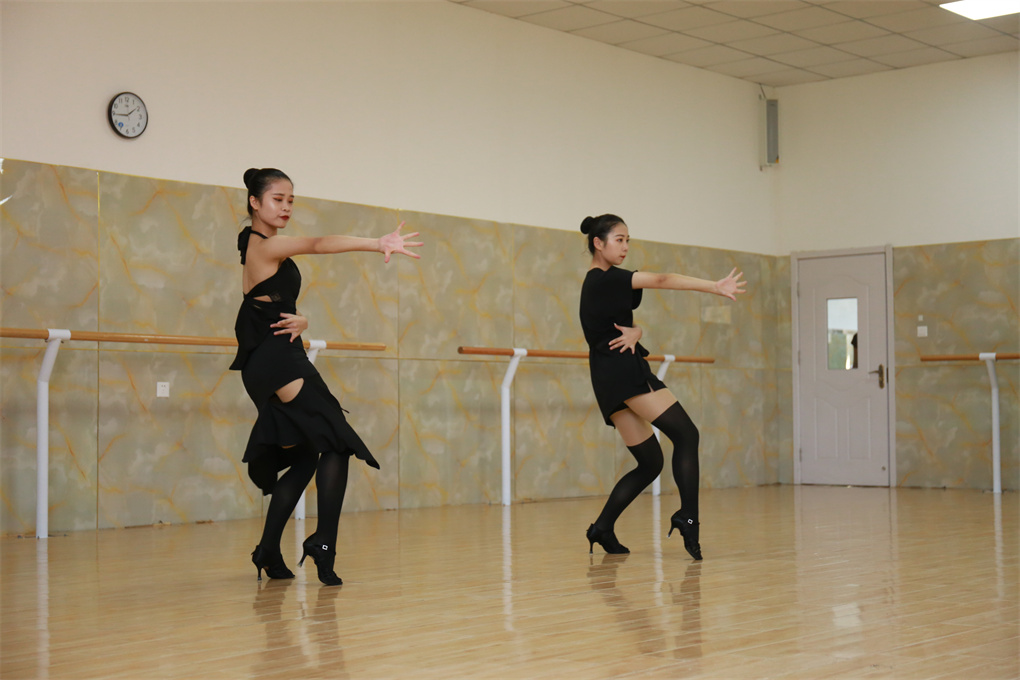 中国舞和拉丁舞哪个好考大学 中国舞和拉丁舞哪个更有前途?