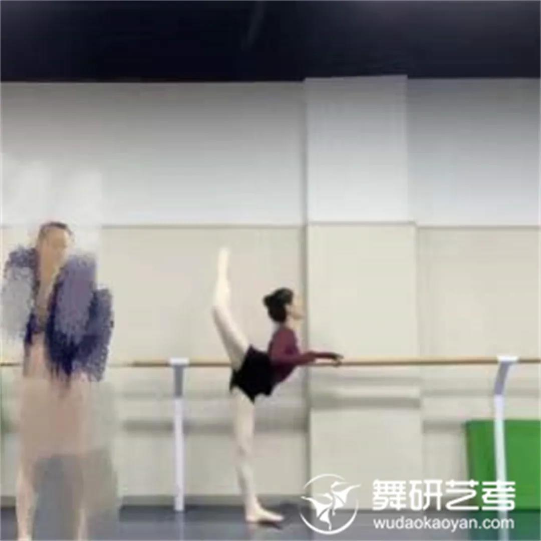 舞研艺考2022届在读学员于同学在舞蹈省考中斩获185分的好成绩后，她更加坚定了下一个目标，努力远不止如此！丨舞研河南学员故事