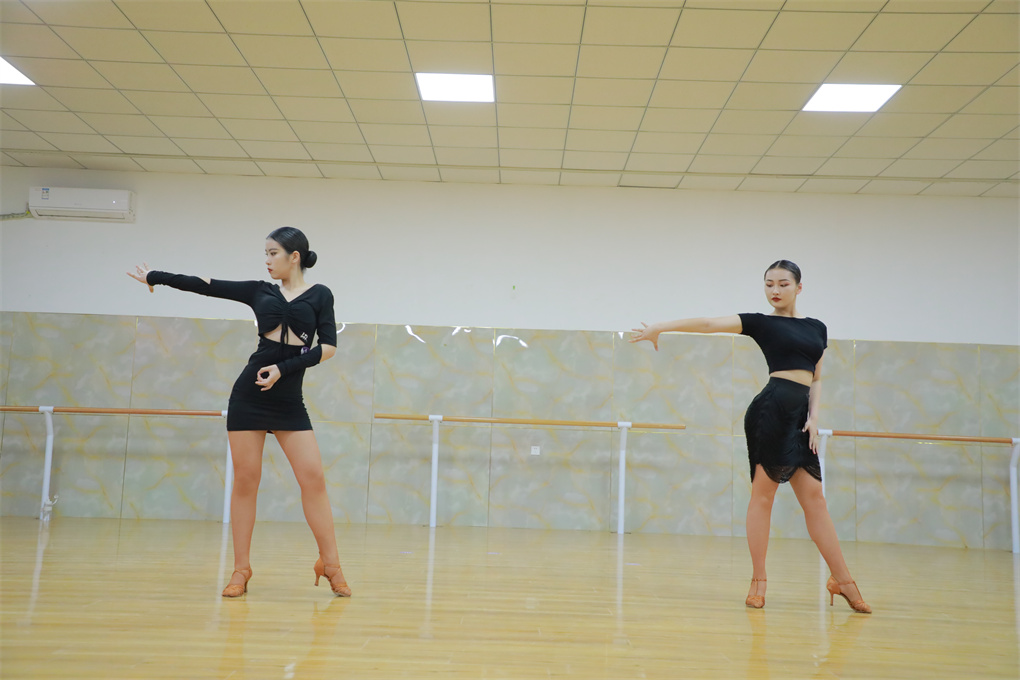 青岛拉丁舞艺考培训班收费一般多少 在山东如何选择拉丁舞培训班