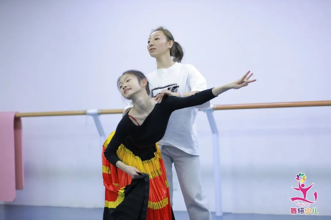 古典舞基本功专家周丹丹老师！基本功训练对于舞蹈艺考的意义？
