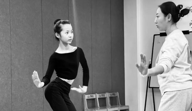古典舞基本功专家周丹丹老师！基本功训练对于舞蹈艺考的意义？