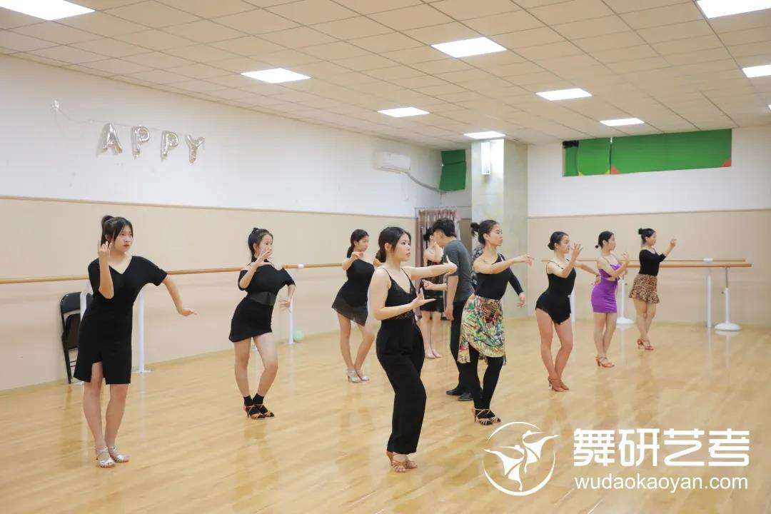 鄭州師范學院招收體育舞蹈生嗎 鄭州師范學院體育舞蹈分數線是多少?