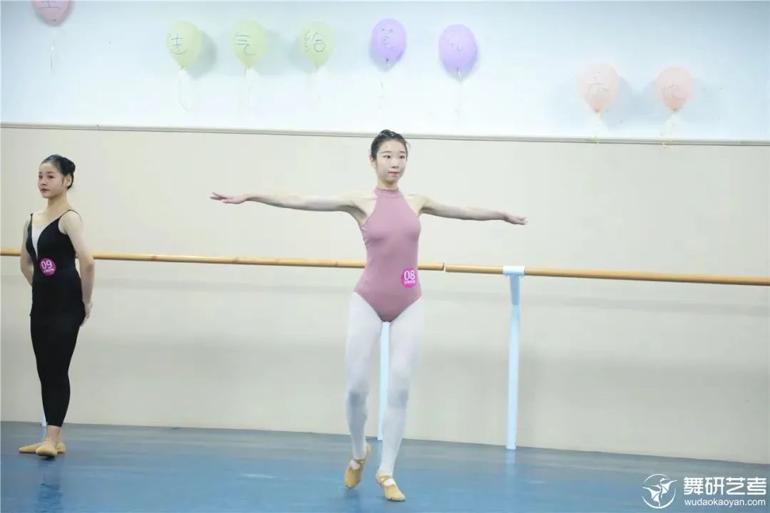 舞蹈藝考生基本功該怎么練呢？藝考舞蹈女生必考技巧有哪些呢？