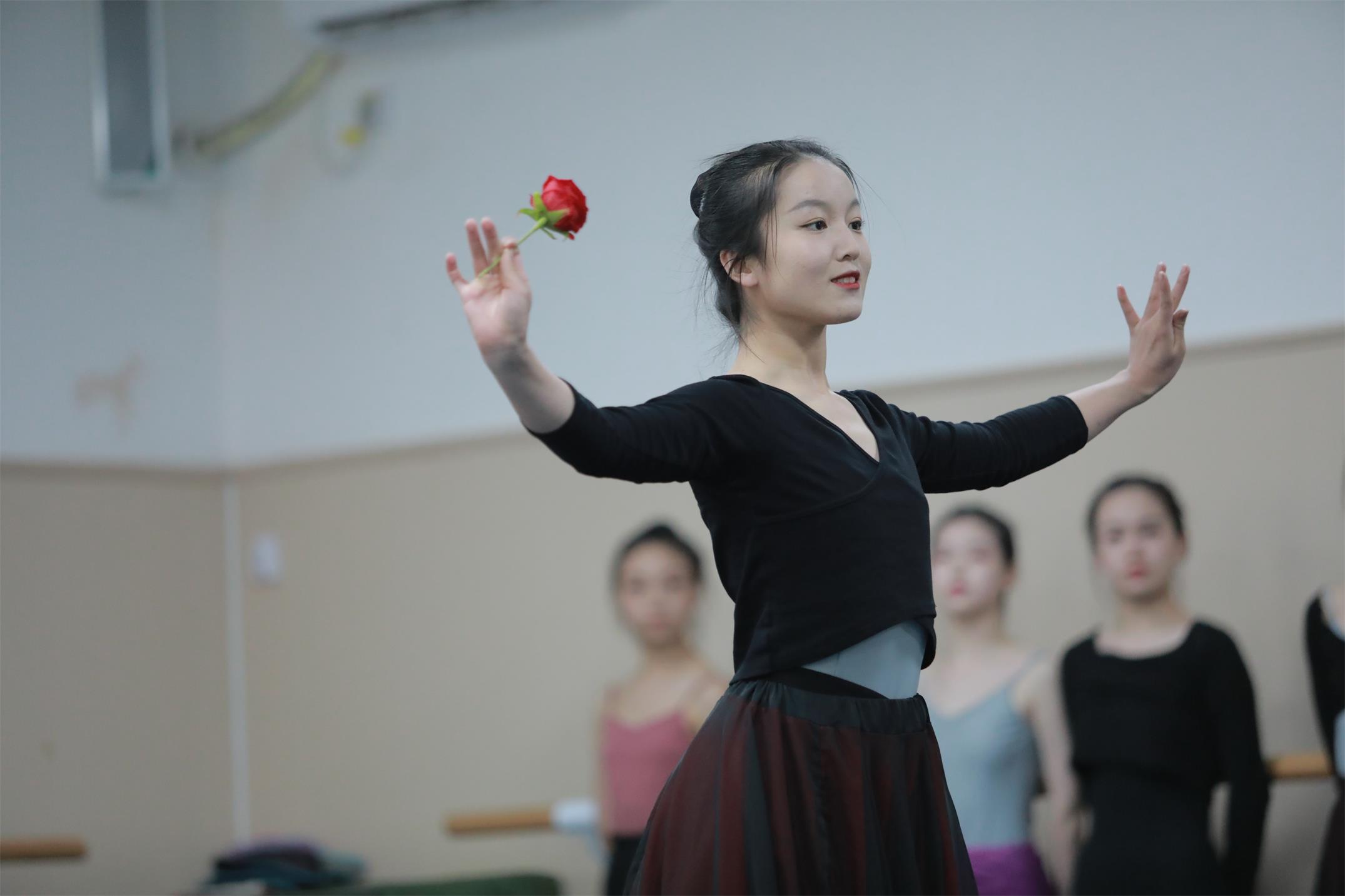 2022年中央戲劇學院本科招生專業考試復試由原現場考試調整為遠程考試 舞蹈藝考分數線多少，中央戲劇學院舞蹈藝考培訓哪里好
