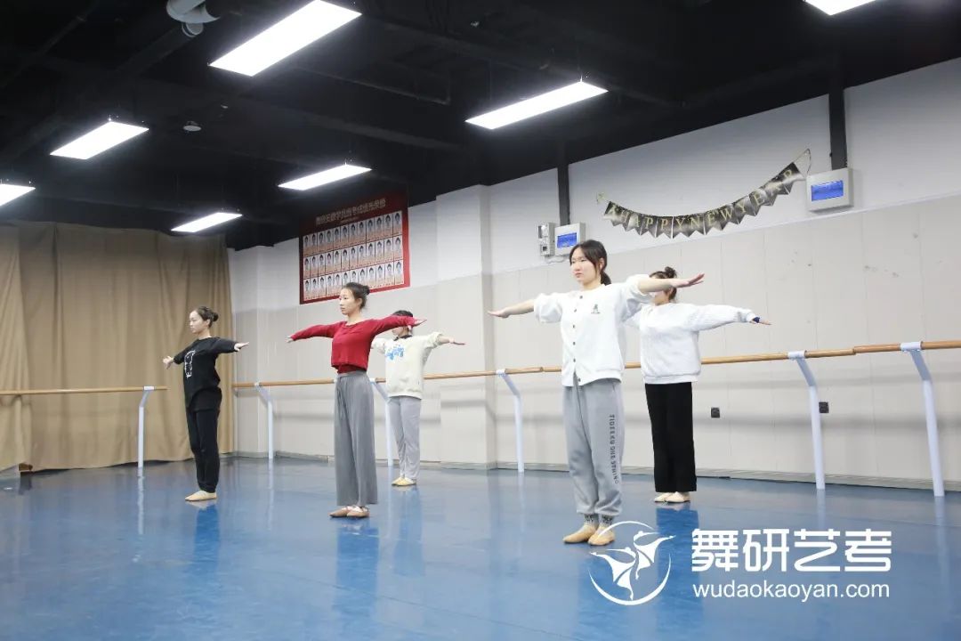 舞蹈艺考培训民族舞需要什么时候开始，舞蹈艺考培训哪里好，怎样考上舞蹈系比较好的大学