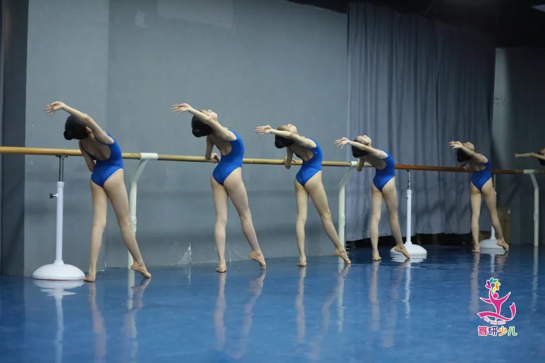 北舞專家說：舞蹈藝考生要練就什么樣的腿型才算美觀的？報考北京舞蹈學院附中的條件有哪些？