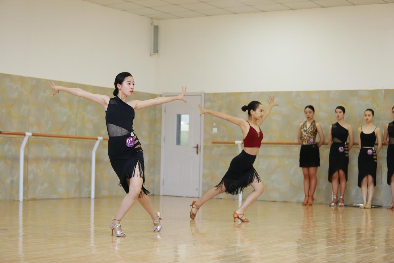 中國舞和拉丁舞哪個在考大學時有用，更適合女孩，拉丁舞好學嗎
