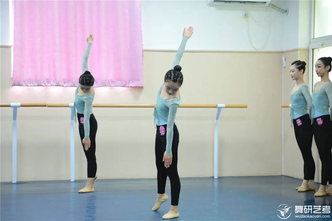 中國舞蹈專業學院前十排名 中國舞藝考要求有哪些  考前熱身做好這幾點，藝考考場上再加10分！