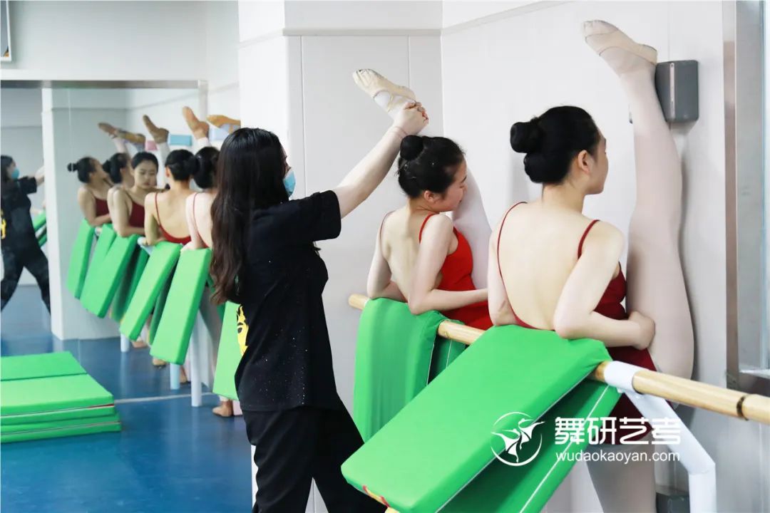中国有哪些舞蹈学院 四川有哪些大学招生舞蹈专业呢，四川省舞蹈校考考什么
