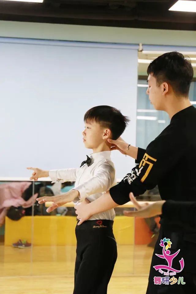 師資專欄 | 舞研附中藝考明星教師——朱晉億老師