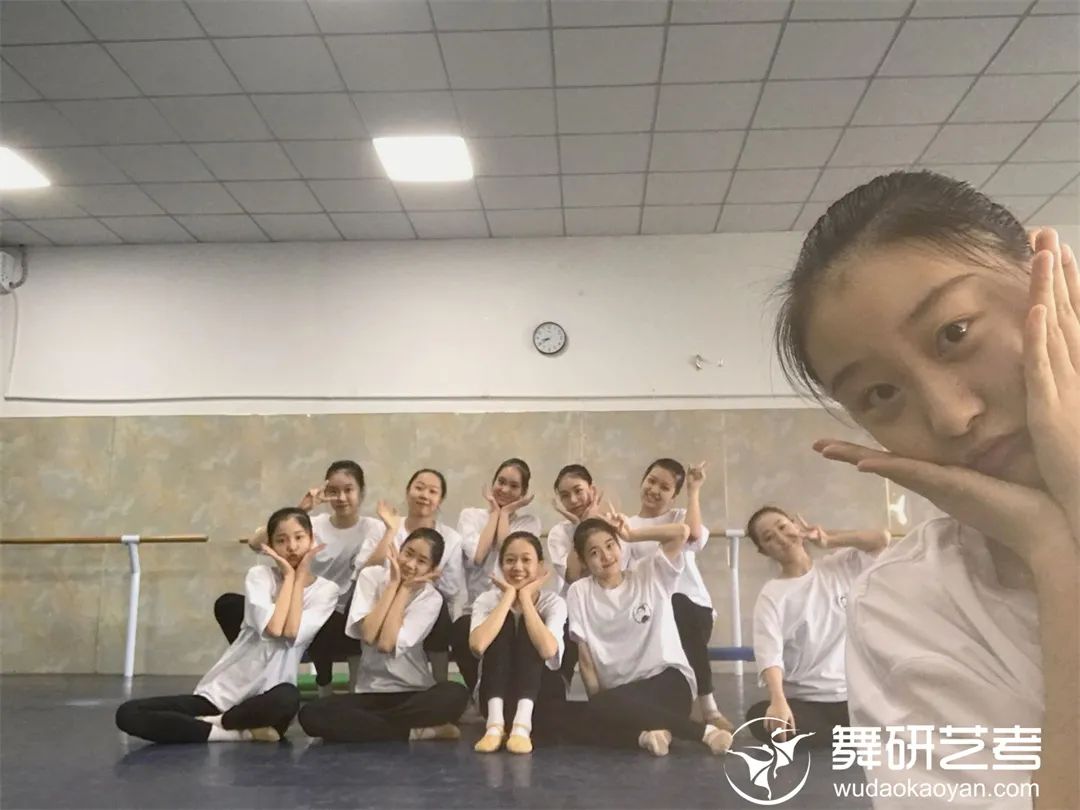 在舞研的3年里，她以北舞為目標，全力以赴，終于榮耀登頂，也成為了別人眼中的榜樣丨舞研藝考河南省優秀學員故事