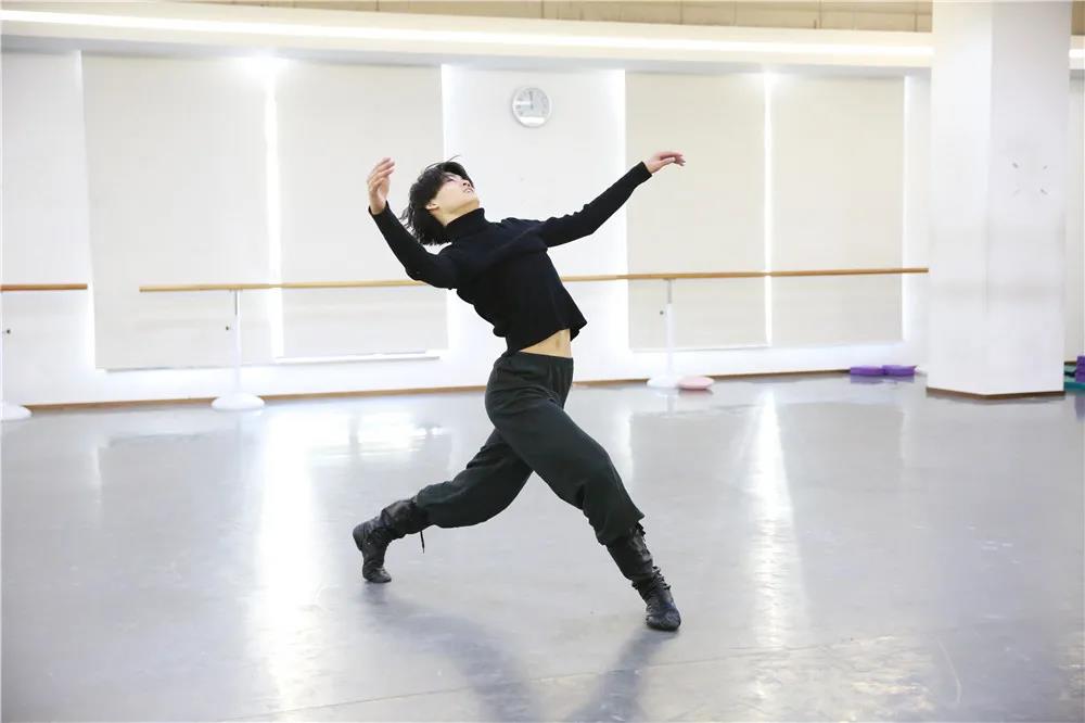 广东珠海艺考男生适合跳什么样的舞 艺考男生舞蹈组合 珠海男生舞蹈考试有哪些技巧推荐?