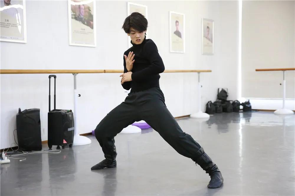 广东珠海艺考男生适合跳什么样的舞 艺考男生舞蹈组合 珠海男生舞蹈考试有哪些技巧推荐?