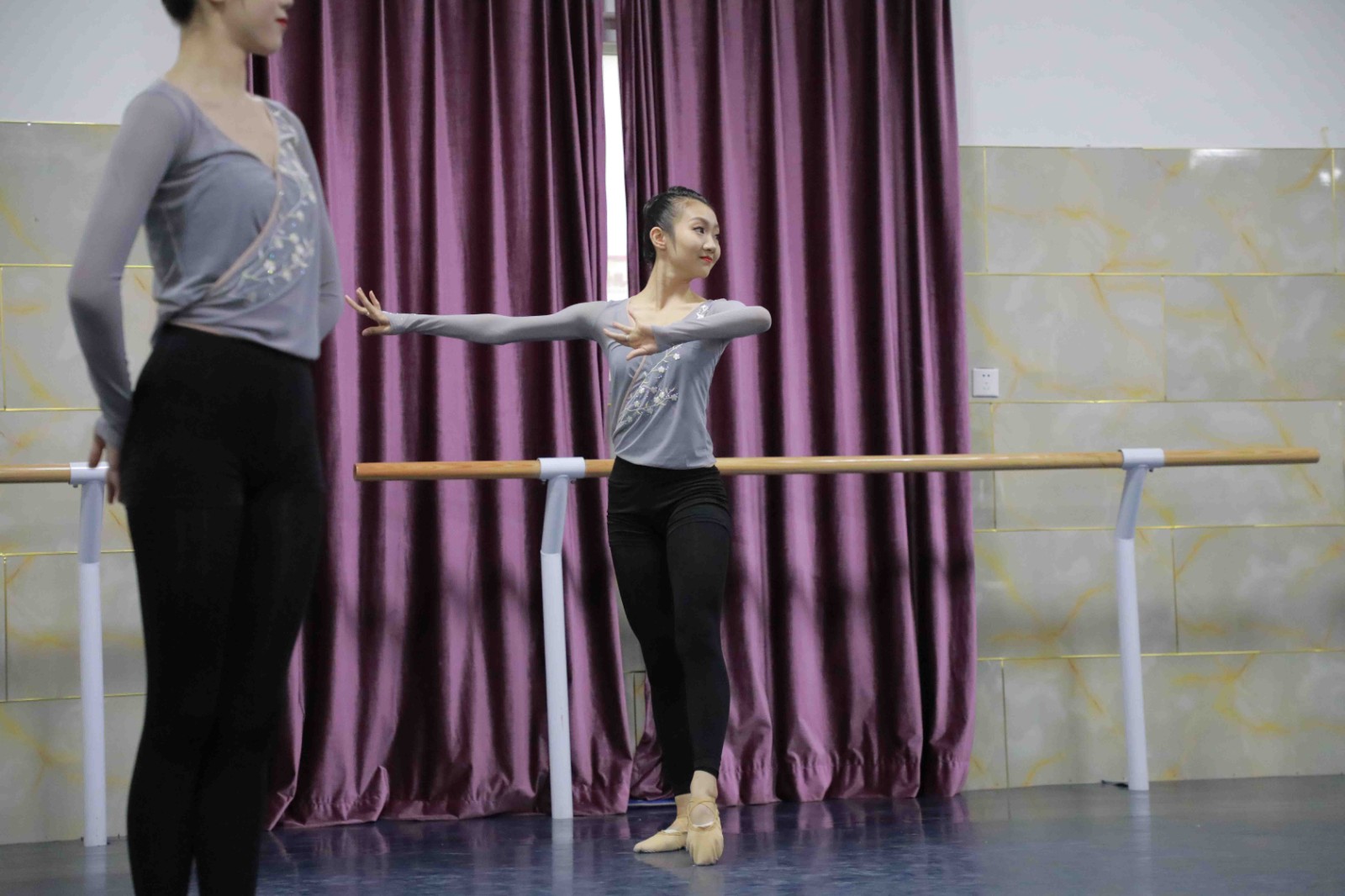 西南民族大学舞蹈系怎么样有哪些专业 西南民族大学舞蹈系专业的就业前景如何?