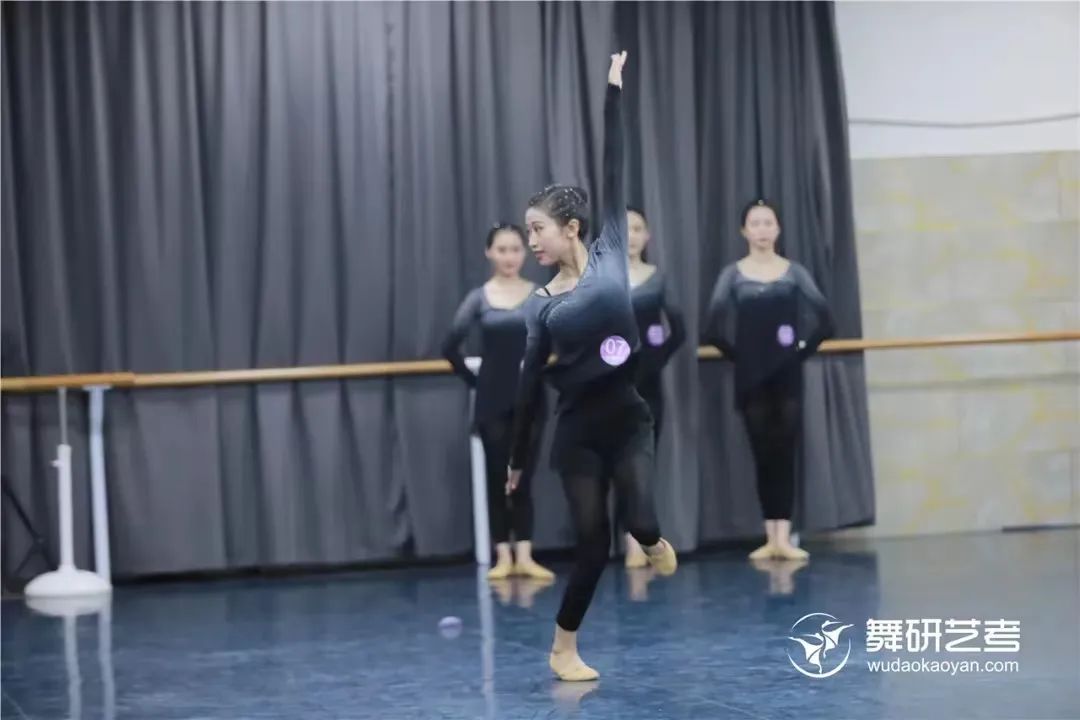 舞研22届学员故事丨小个子普高生复读选择舞蹈艺考，从零基础一步步攀登到北舞的高峰！