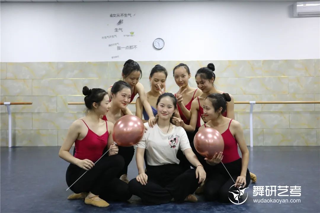 当教师节遇上中秋节，还有比在舞研过节更快乐、更会“整活儿”的地方吗？