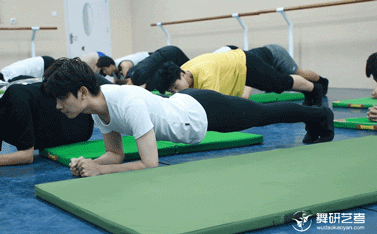 【舞研艺考男班】课堂实况