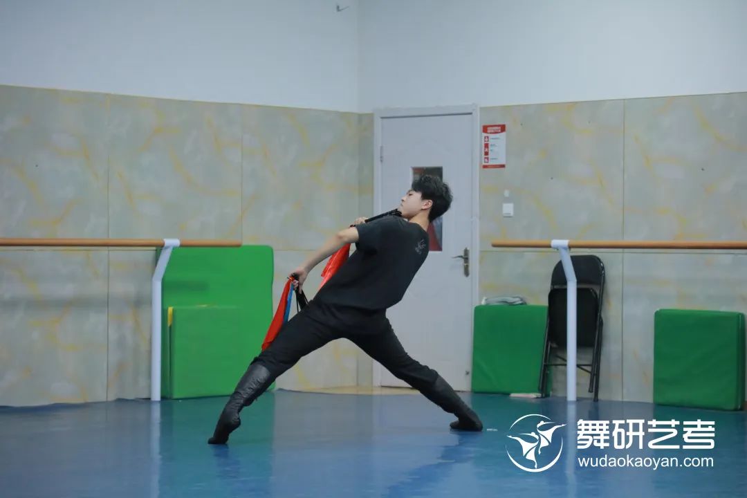 【舞研艺考男班】课堂实况