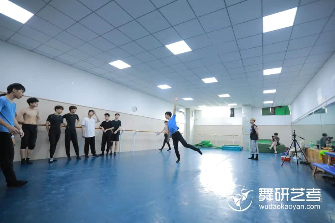 【舞研艺考男班】课堂实况