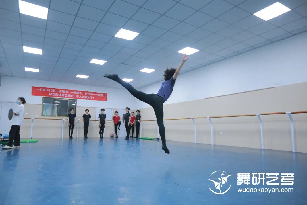 【舞研艺考男班】课堂实况