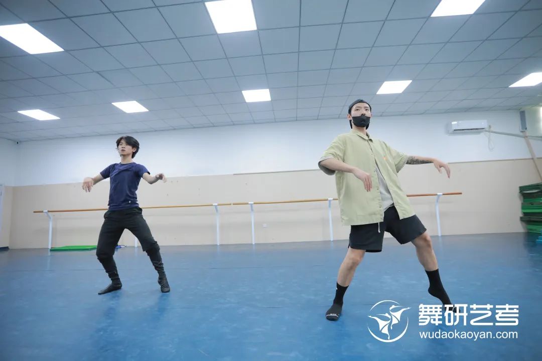 【舞研艺考男班】课堂实况