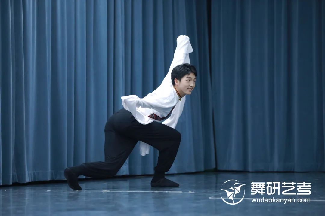 【舞研艺考男班】课堂实况