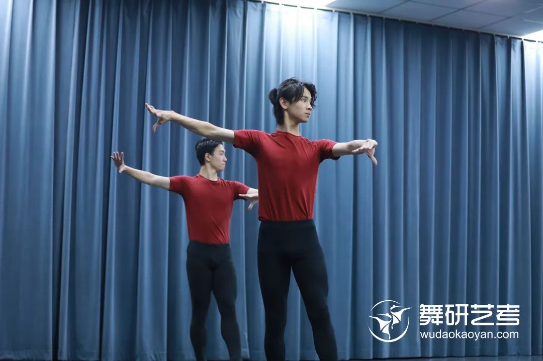 【舞研艺考男班】课堂实况