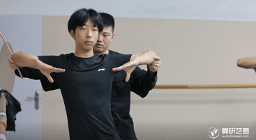 【舞研艺考男班】课堂实况