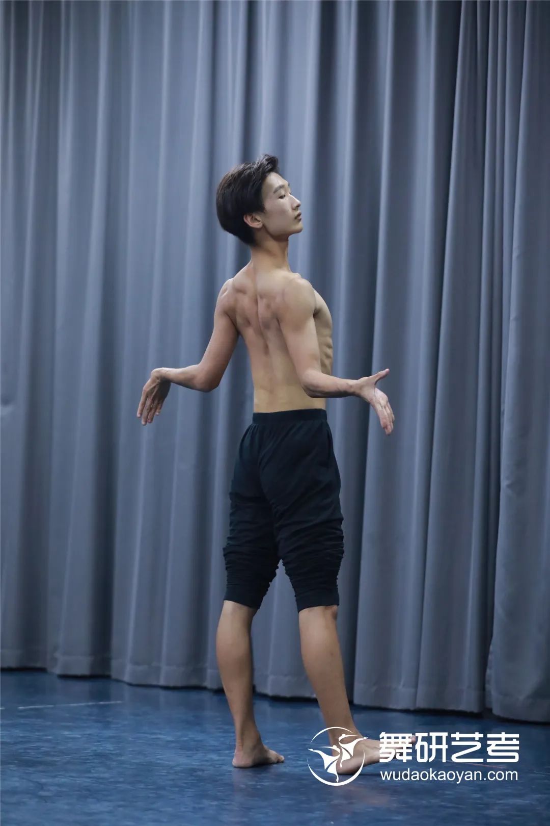 【舞研艺考男班】课堂实况