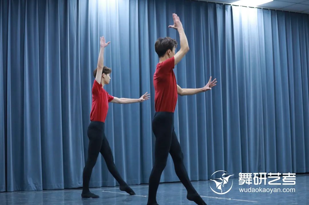 【舞研艺考男班】课堂实况
