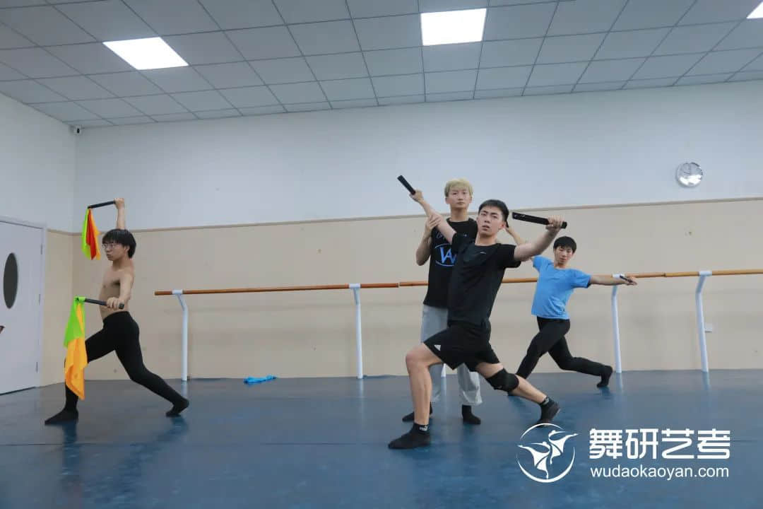 【舞研艺考男班】课堂实况