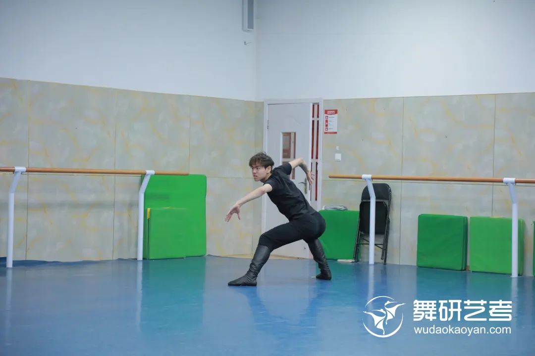 【舞研艺考男班】课堂实况
