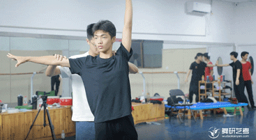 【舞研艺考男班】课堂实况