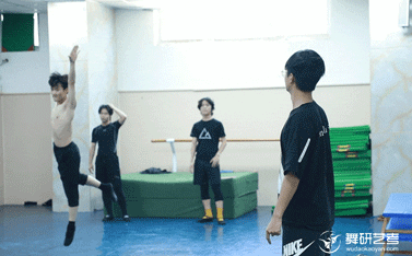 【舞研艺考男班】课堂实况
