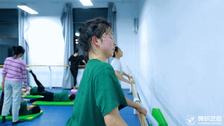 舞研舞蹈艺考集训“白热化”，她们正向着省考做最后冲刺！下一站就是上岸！ 