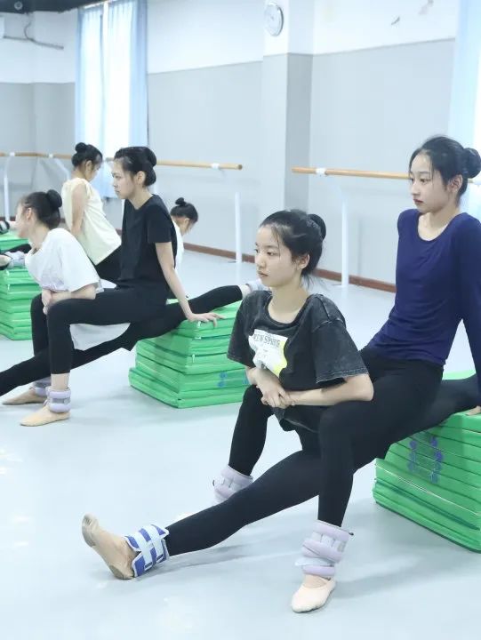 舞研藝考廣州校區【舞蹈藝考周末班】上線，贏在起跑線的機會來了！