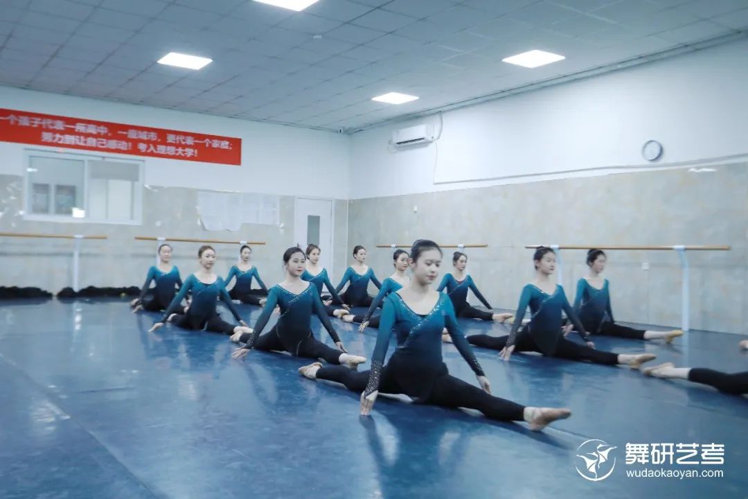 24届萌新舞蹈生前来报到丨追光逐梦 不负韶华 舞研周测见证你的每一次成长~
