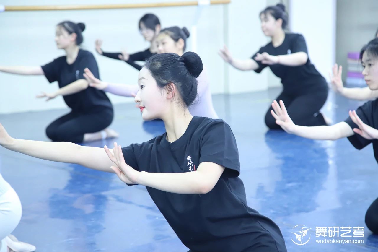 河南舞研五一集训营火爆开启！选择专业舞蹈培训，“营”在五一！