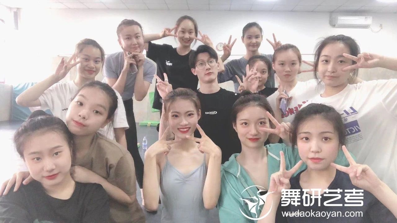 广东舞研名师专访丨在舞研任教后的振民老师，认真营业，挖掘舞蹈生潜在的能量，更牢牢掌握了“流量密码”~
