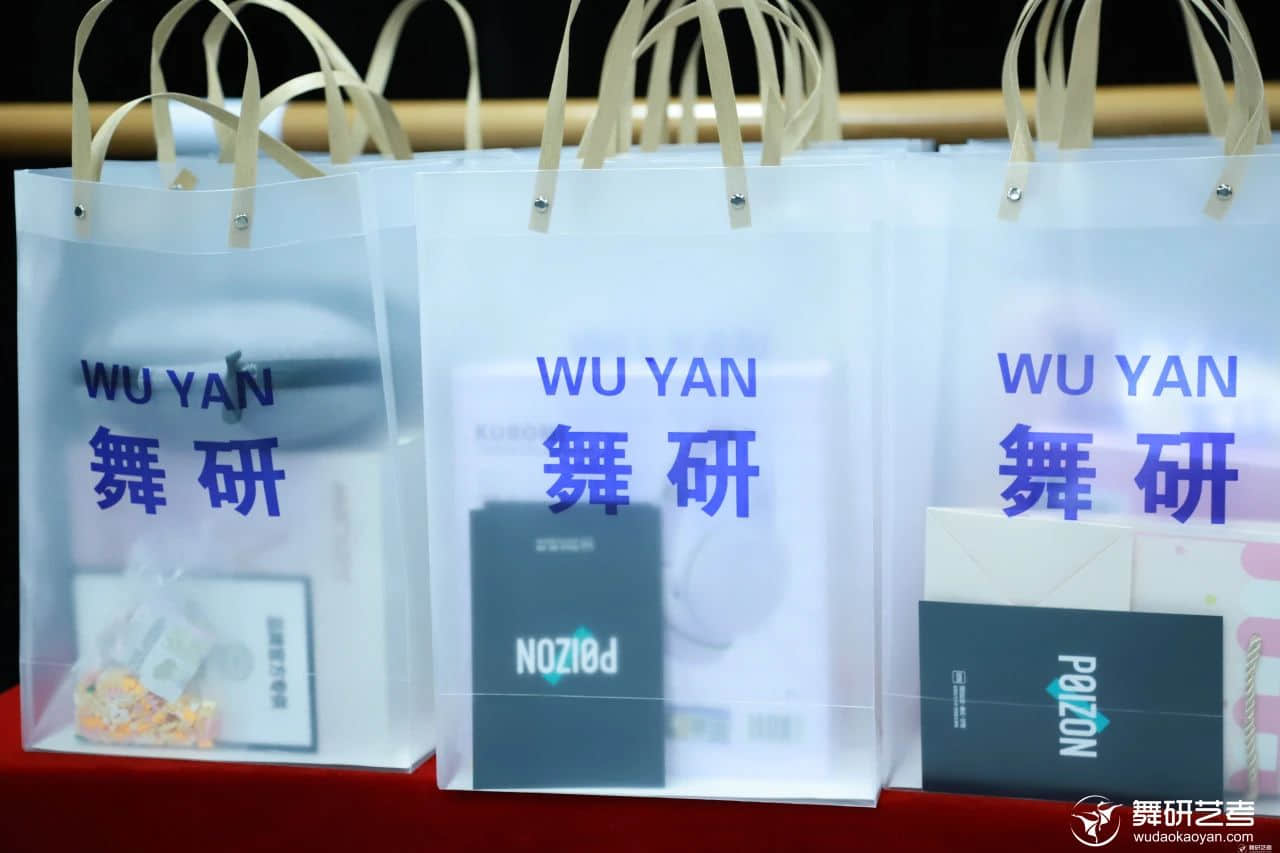 编导明星课堂&毯技大师课堂，更有广东舞研文创精美礼品等你来领取，这个国庆来广东舞研，让你亲身感受不一样的集训生活！