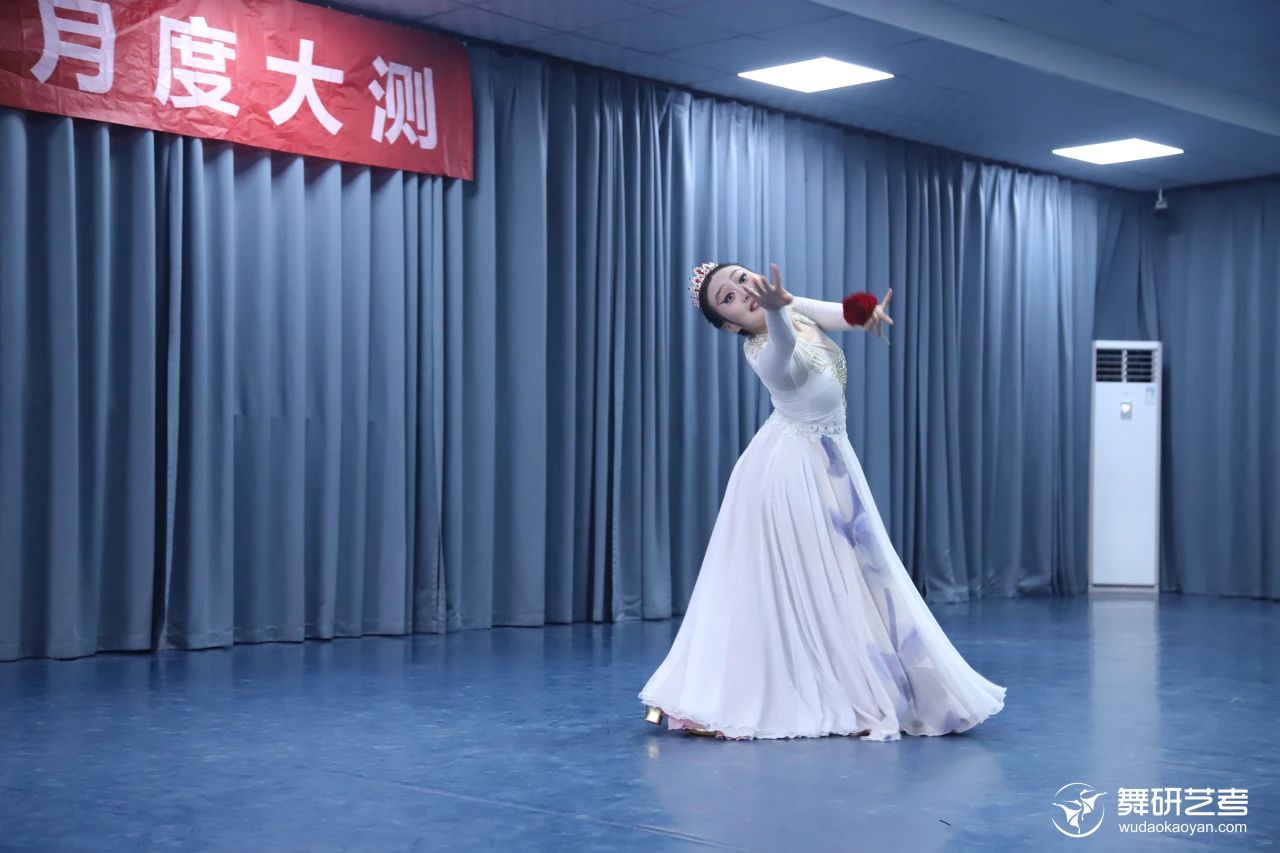 各凭态度乘风浪，以蜕为进！｜河南舞研2025届舞蹈生月度大测考场纪实