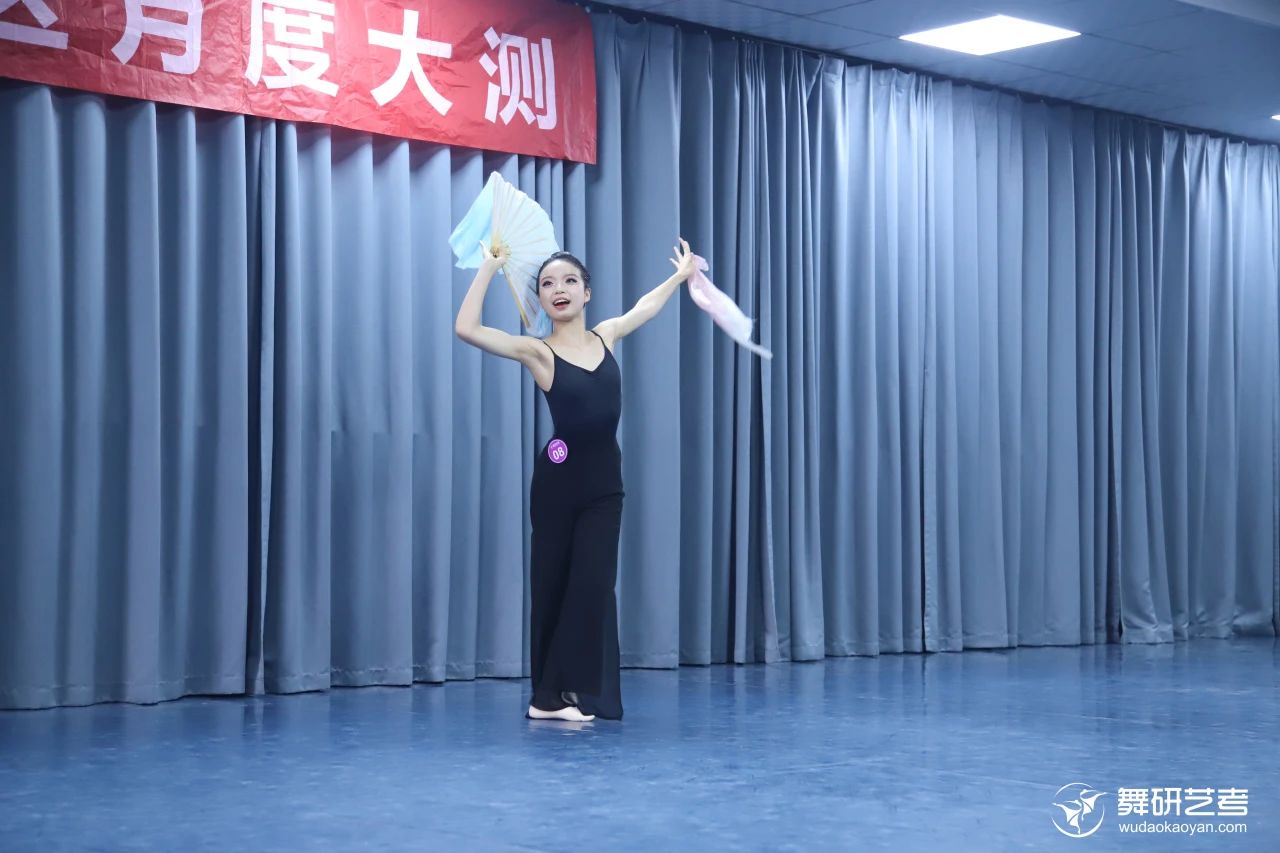 各凭态度乘风浪，以蜕为进！｜河南舞研2025届舞蹈生月度大测考场纪实