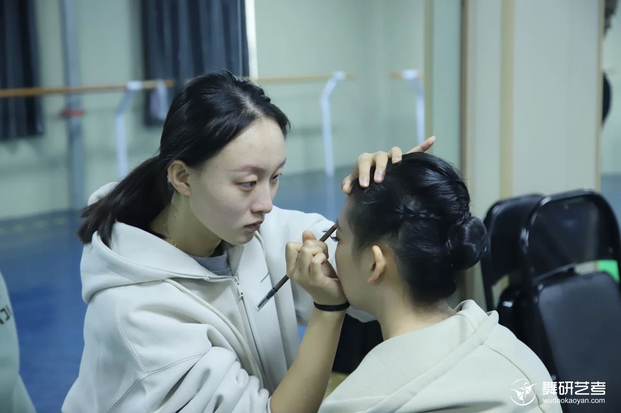 各凭态度乘风浪，以蜕为进！｜河南舞研2025届舞蹈生月度大测考场纪实