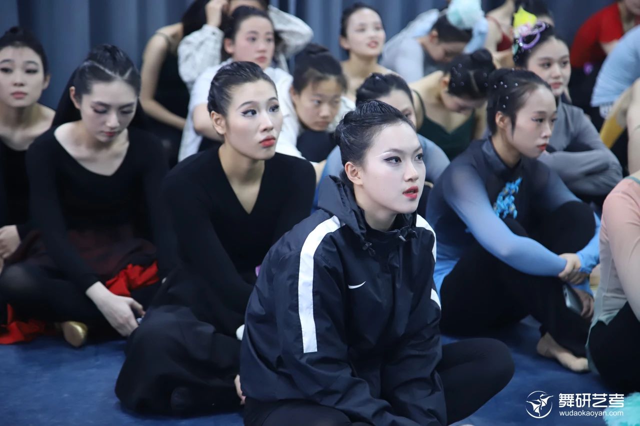 各凭态度乘风浪，以蜕为进！｜河南舞研2025届舞蹈生月度大测考场纪实
