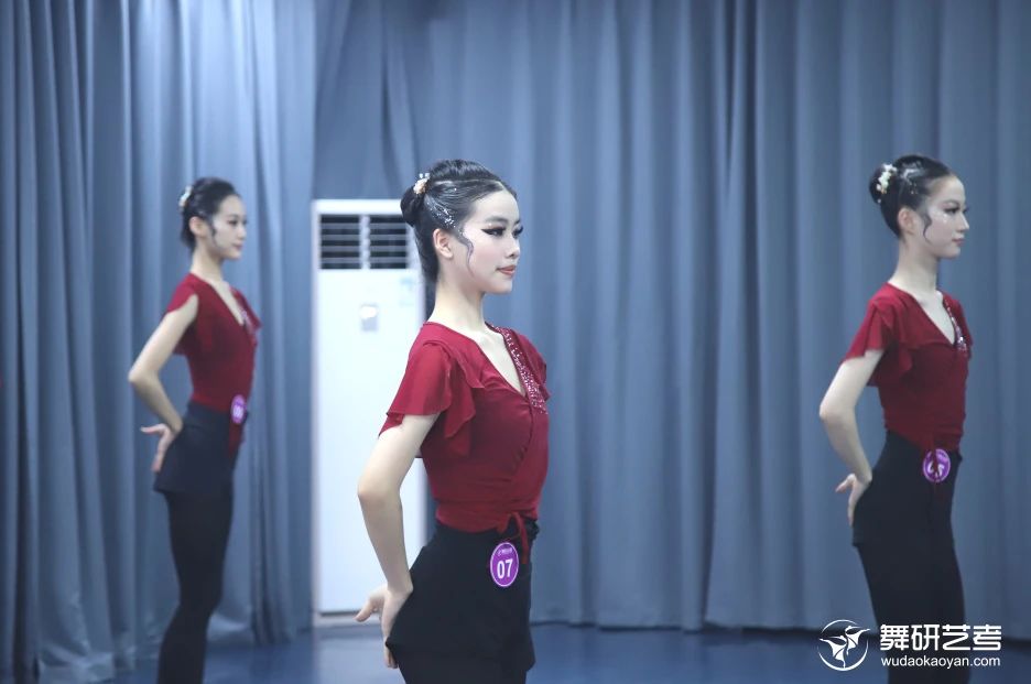 各凭态度乘风浪，以蜕为进！｜河南舞研2025届舞蹈生月度大测考场纪实