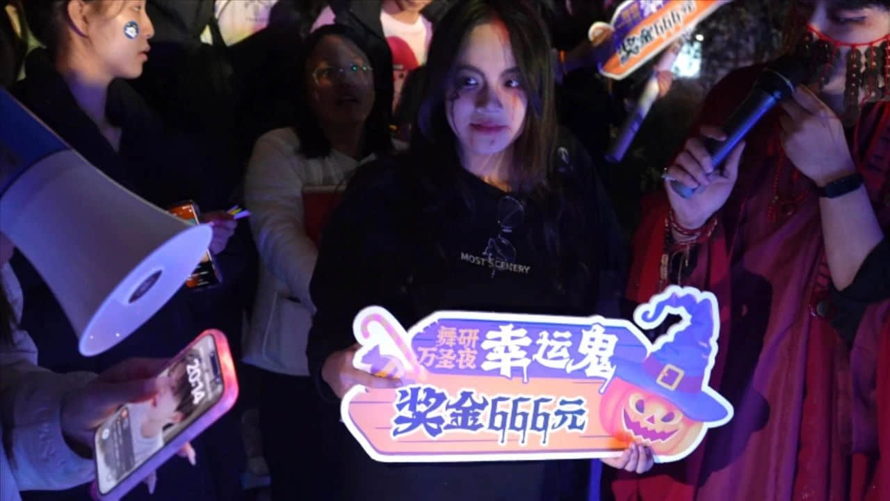 舞研总部北京校区·万圣节狂欢夜丨青春进行时，狂欢不停歇，今夜不给糖就捣蛋~