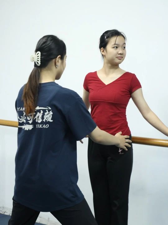 舞蹈生日记之暑期营课堂实况~这个盛夏，她们于无声处默默积聚着能量，静候着专属于她们的厚积薄发时刻！
